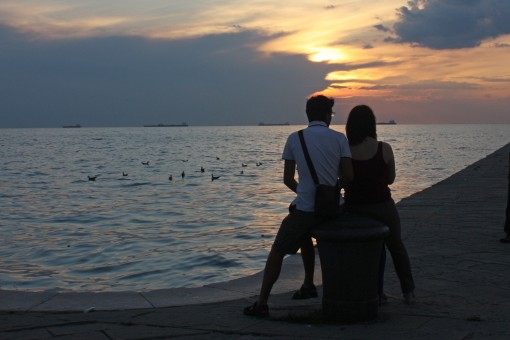 8 Massive Signs That He Loves You