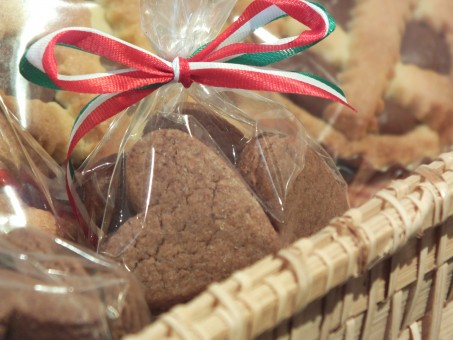 Single For The Holidays? How To Attract Love Without Trying